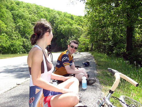 yerde bağdaş kurmuş oturan çift