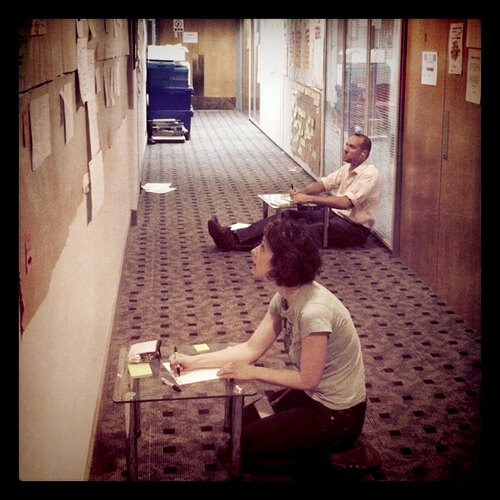 yerde sehpa üstünde yaz yazan insanlar