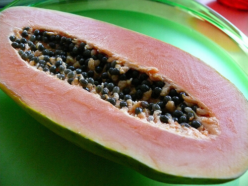 ikiye kesilmiş papaya meyvesi