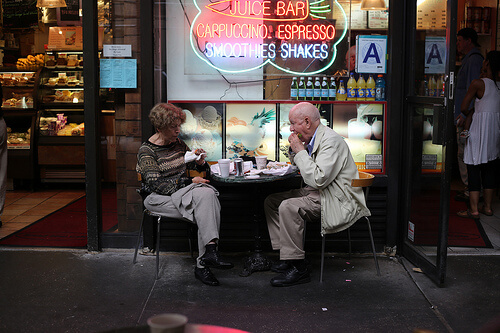 pastanenin önünde oturan yaşlı çift