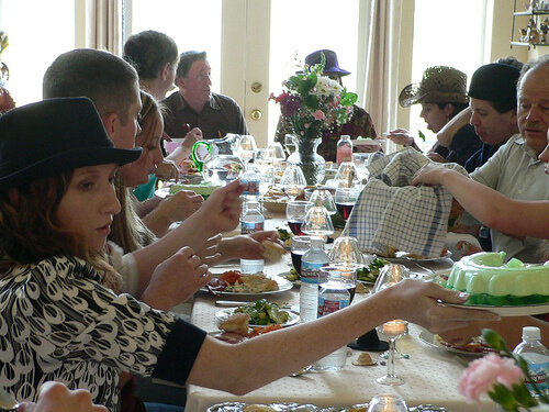 kalabalık aile yemeği