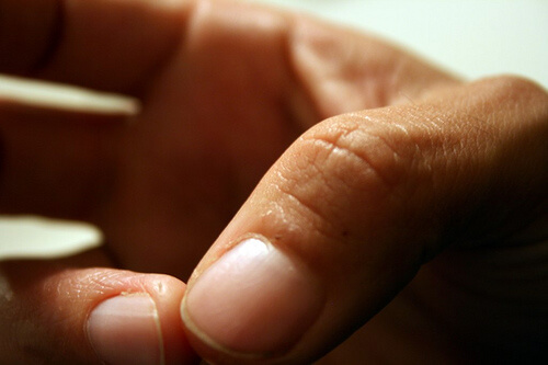 bir elin iki parmağı