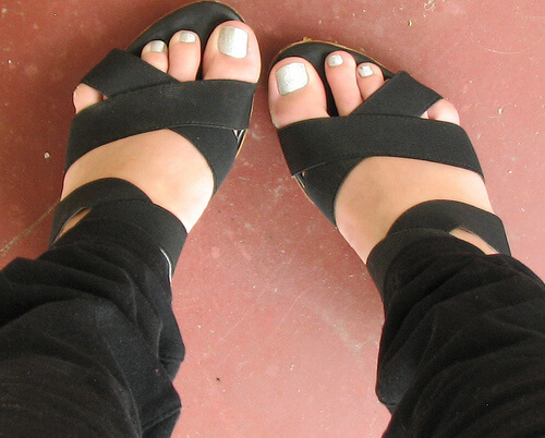 yazlık ayakkabı ve ayaklar
