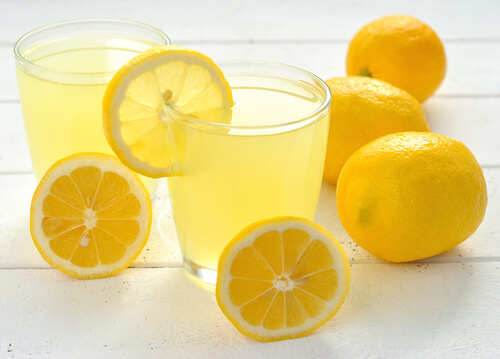 limon suyu ve dilimi