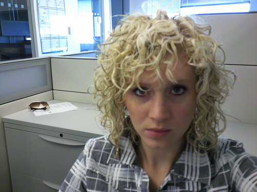 kıvırcık sarı saçlı kadın