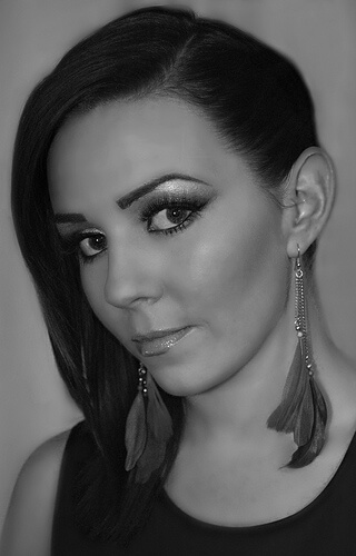 kaşı boyalı kadın