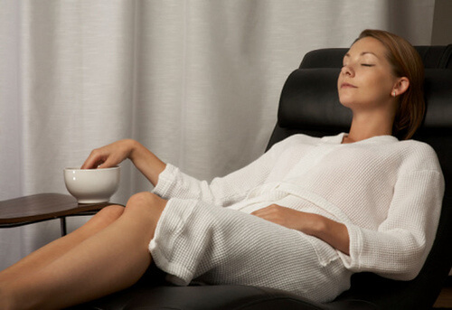 güzellik salonunda manikür yaptıran kadın