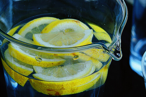 bel incelten su ve limon karışımı