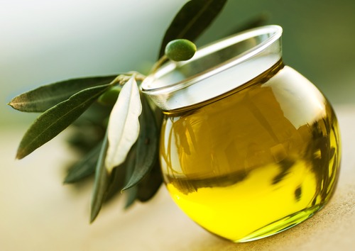 zeytinyağı ve zeytin yaprakları