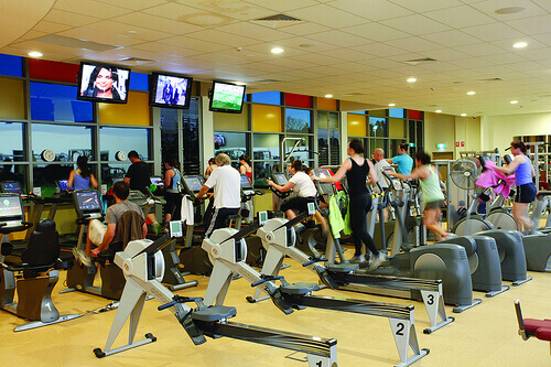 spor salonunda spor yapan insanlar