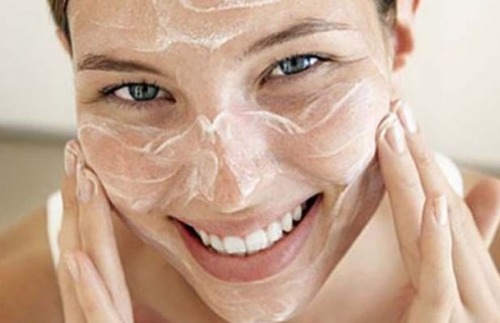 peeling yapan kadın
