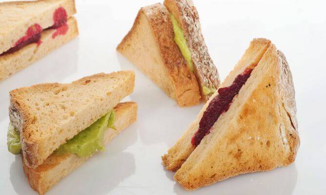 pancarlı ve avokadolu sandviçler
