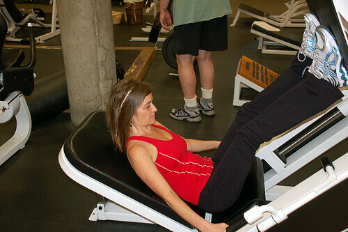 spor salonunda spor yapan kadın