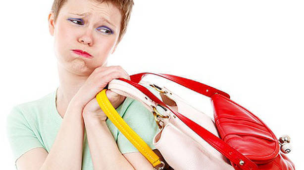 ağır çanta taşıyan kadın