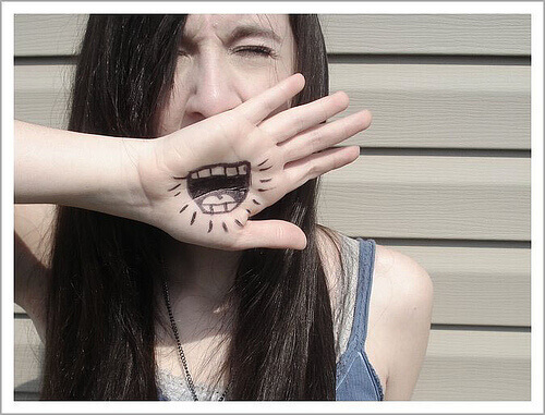 elinde ağız çizili genç kız