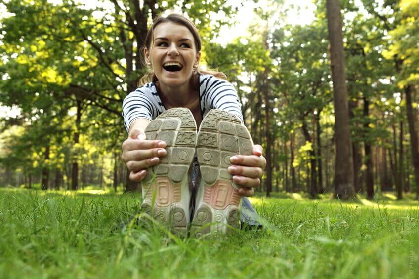 parkta egzersiz yapan gülen kadın