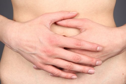 karnını tutan kadın