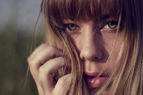 yesil-gozlu-kiz-saclar