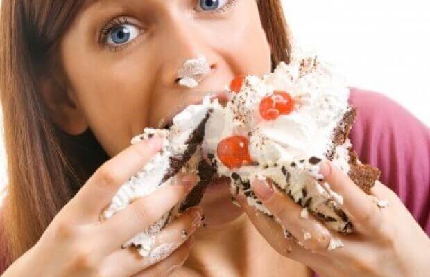 pasta yiyen mutlu kadın