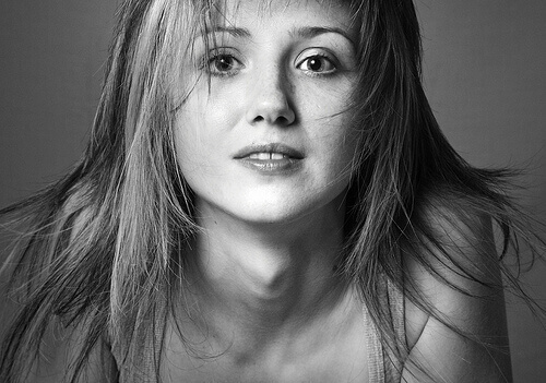 siyah beyaz kadın saçlar