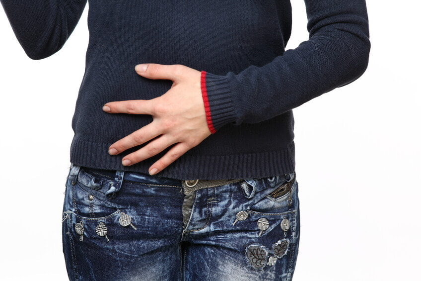 karnını tutan kadın