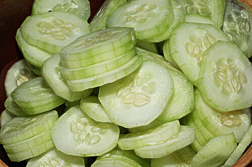 soyulmuş dilimlenmiş salatalık