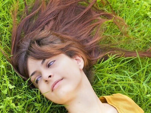 çimenlerde yatan kadın