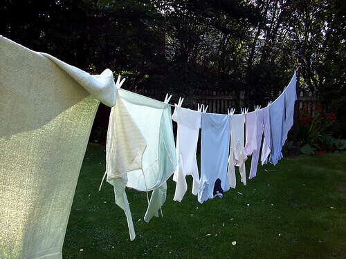 ipte asılı beyaz çamaşırlar 