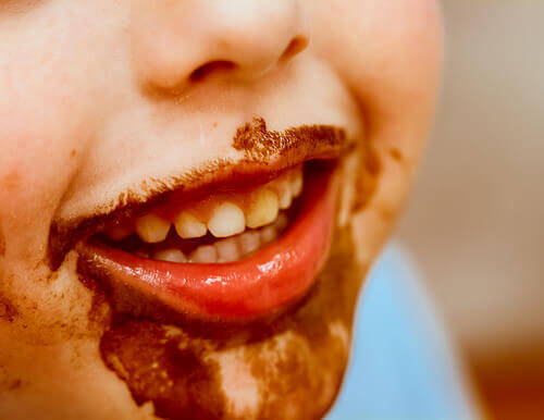 çikolata yiyen çocuk