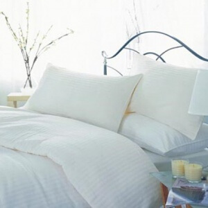 beyaz yatak ve yastıklar
