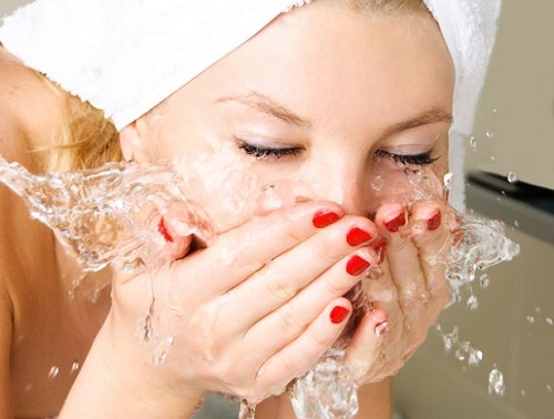 yüzünü yıkayan kadın
