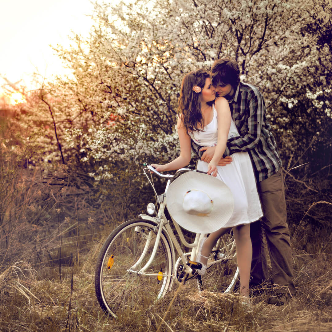 bisiklet üstünde iki sevgili