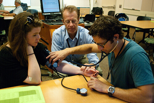 tansiyonunu ölçtüren insan