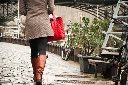 arnavut kaldırımlı sokakta yürüyen kadın