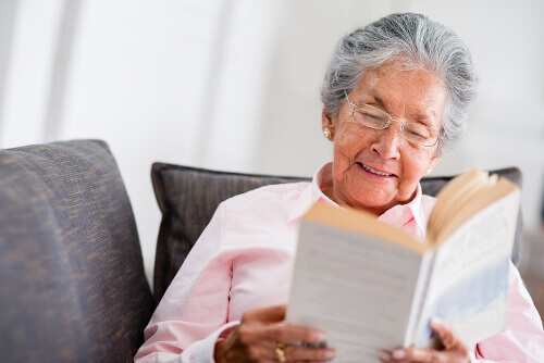 kitap okuyan yaşlı kadın