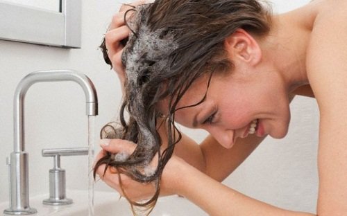 saçlarını yıkayan kadın