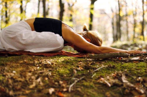 ormanda yoga yapan kadın