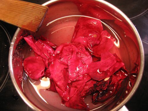 gül yapraklı gül suyu