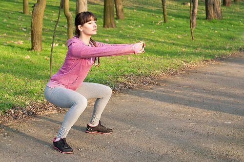pembe üstlü squat yapan kadın