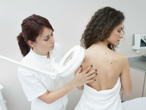 benleri olan kadın ve muayene