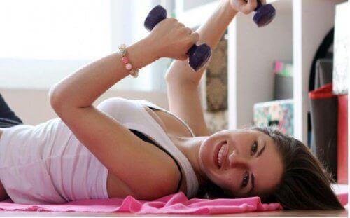 karın kasları için egzersizler yapan kadın