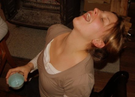 gargara yapan kadın