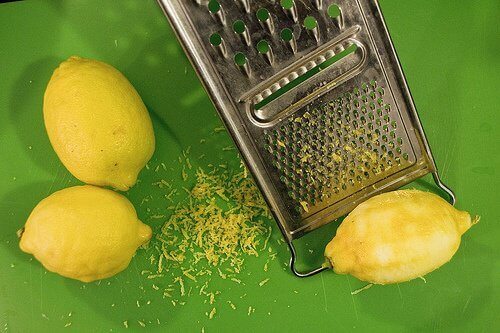 limonlar ve limon kabuğu rendeleme