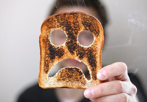 yanmış tost ekmeği üzerinde üzgün surat