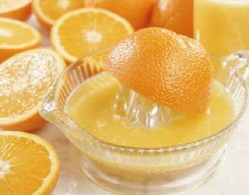 yarım portakallar ve suyu