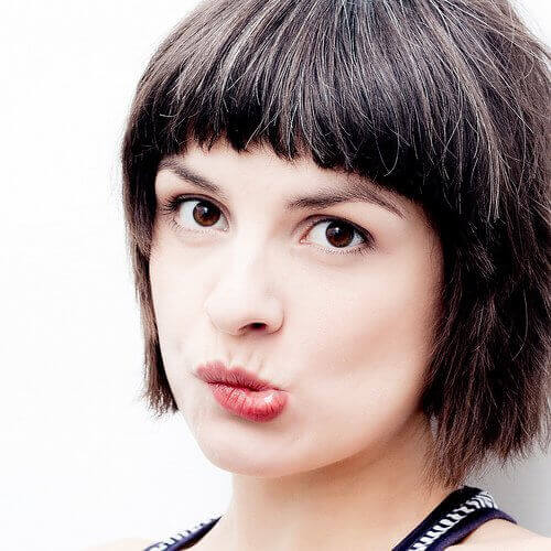 dudağını ısıran kadın