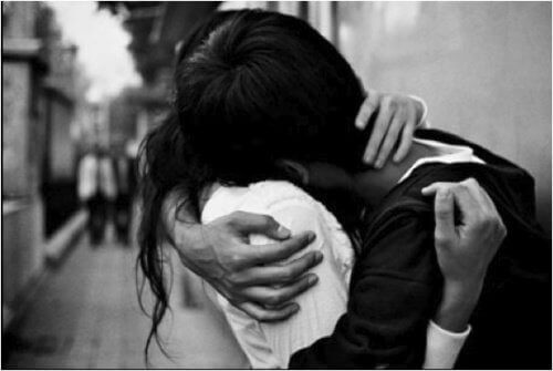 birbirine sarılan iki kişi