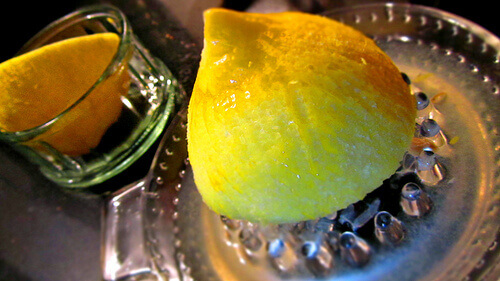limon sıkacağı iki yarım limon