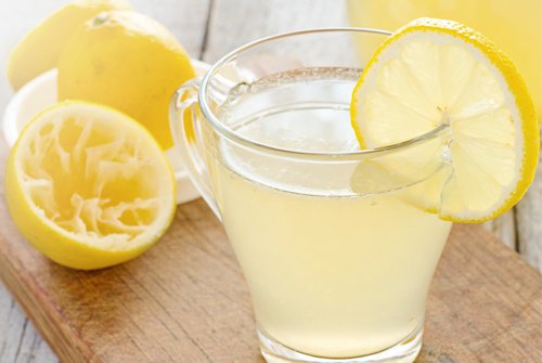 limonata ve kesilmiş limon