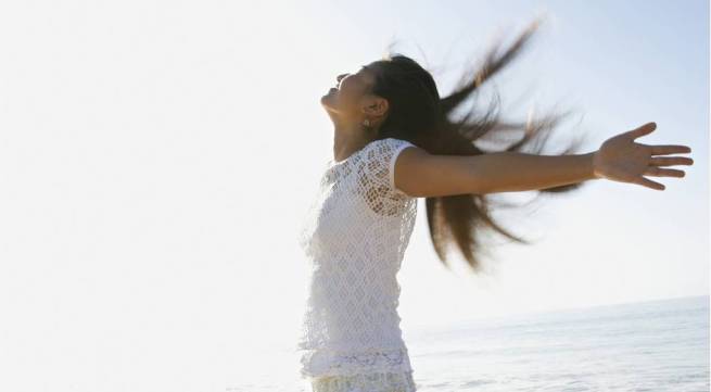 kollarını açmış bir kadın